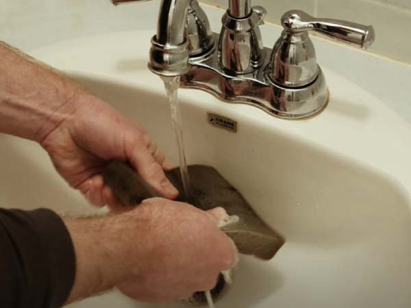 Washing the air filter with detergent or dish soap